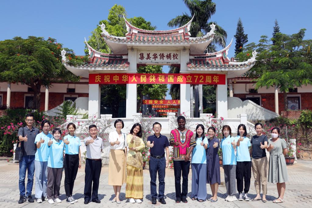 1.徐西鹏书记和参赛师生合影.jpg 1.徐西鹏书记和参赛师生合影.jpg